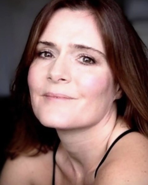 Felicity smiling, with long auburn hair